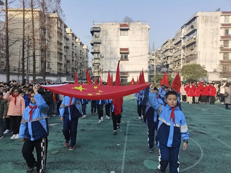 ϷлСӻУ´ů ׷澫