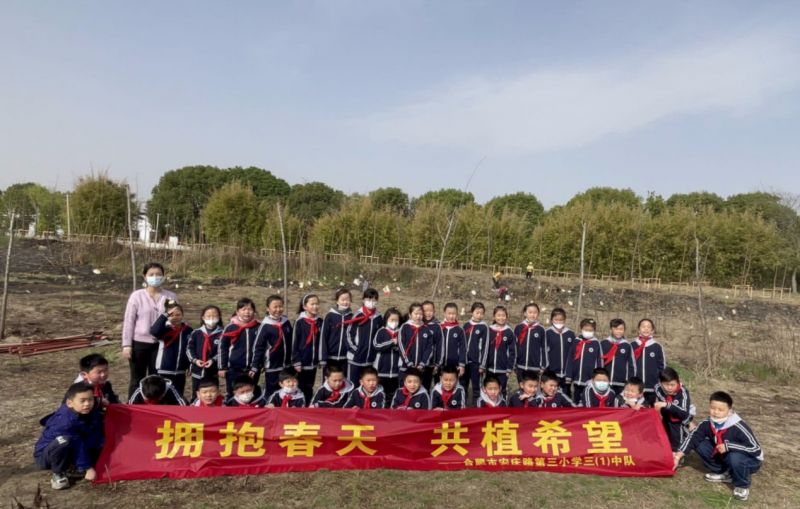 �Ϸ��а���·����Сѧ�������ű���У����ӵ������ ������ɫ