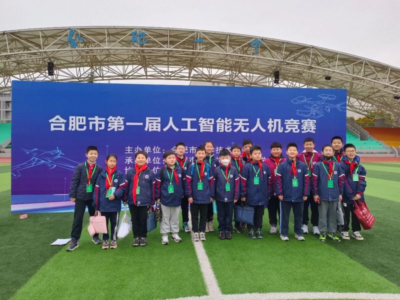 �Ϸ�ʦ����С�ںϷ��е�һ���˹��������˻��������ٻ�Ѽ�