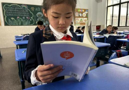 Ԣ�Թ��������������Ϸ��а���·����Сѧ��ϪУ������ѧ�ƽڱ���