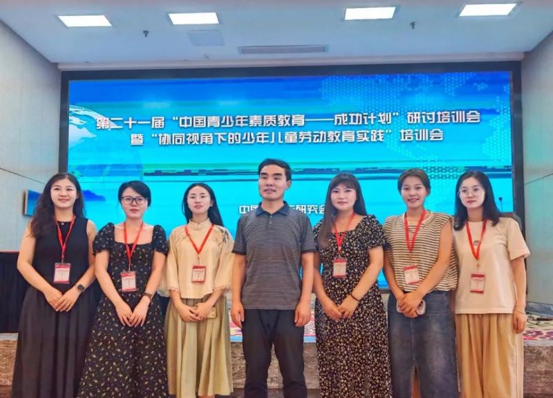 �Ϸ��а���·����Сѧ���Ͷ������� ��ѵ������