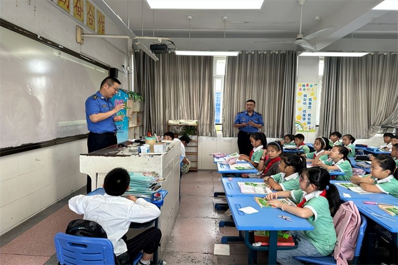 �Ϸ��г���С���Ļ�԰У��������������֪�� ��������С����