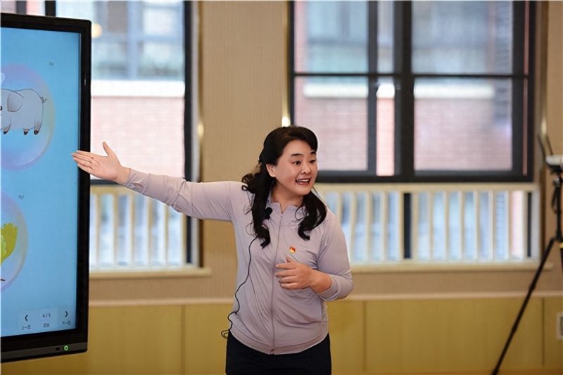 �Ϸ��а��׽������Ű��ӳ�Ա�μ�®�����׶�԰԰����ѧչʾ�