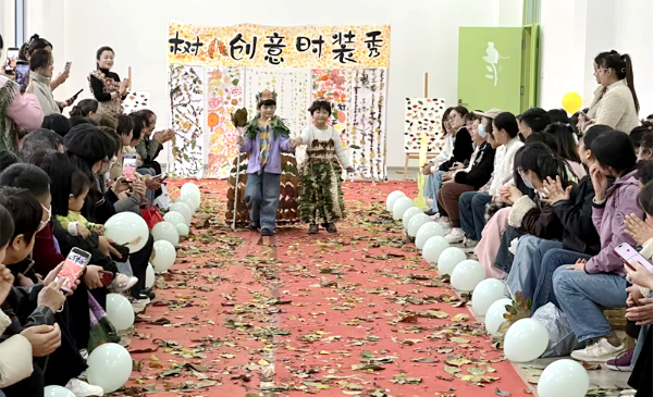 �Ϫ�سǹ�����ѧУ�ڶ��׶�԰��չ������Ҷ����ʱװ��