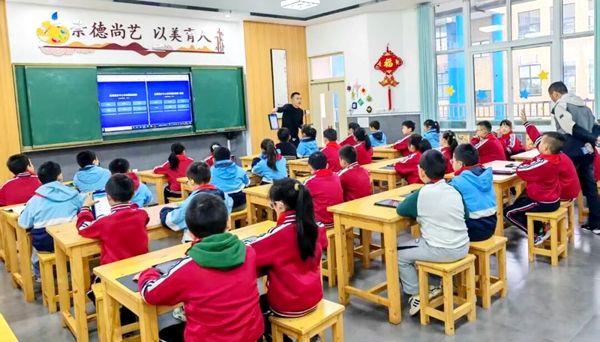 �����������ѧУ�׽�������ս����ȼ˼ά��