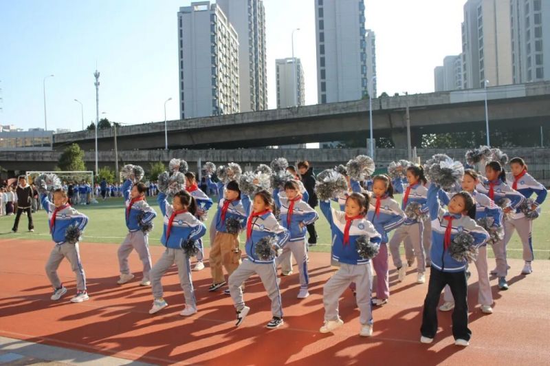 �����������ڶ�ʵ��Сѧ������＾�˶���¡�ؿ�Ļ