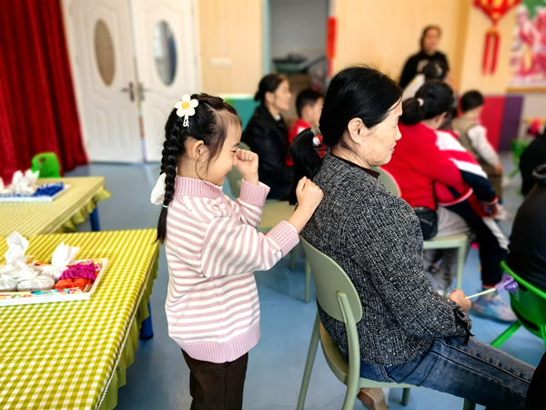 安庆市政府机关幼儿园碧桂园园区:童心敬桑榆,孝心暖重阳