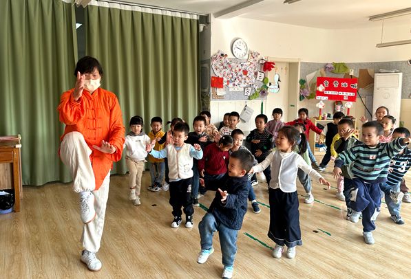石化大湖幼儿园:太极奶奶进课堂,孝亲美德润童心