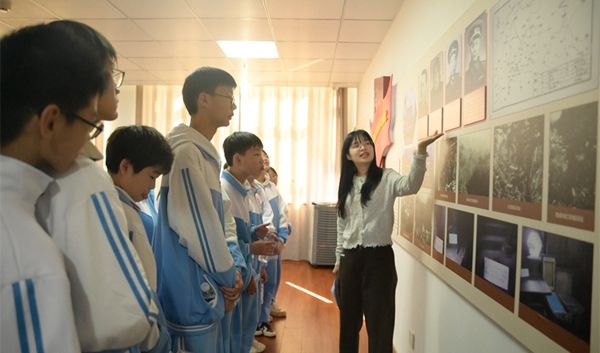 ������һ�á����ߵĺ�ɫ˼���Ρ��ø�����ͳ����ͯ��