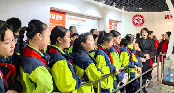 ����·Сѧ���ƶ����ꡱ���ഺ֮������ǿ��֮Լ