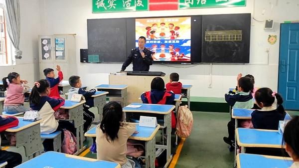 ʮ������ѧУ�����θ�У��Ϊ���꼶ѧ����������衰����ɡ��