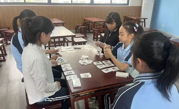 ��ʫ���ƶԾ����ߺ�Сѧ�����𡰹�ʫ�˿�����