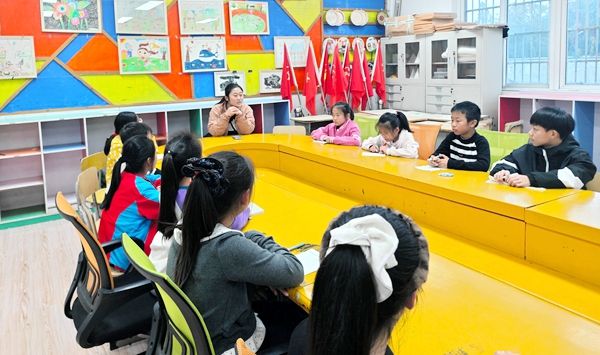 С�ɲ�����Ϊ��ʮ������ѧУ���ί����У԰�����¾ٴ�