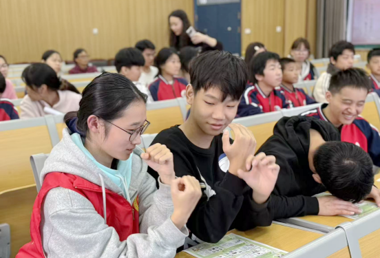 �����������ʣ��ػ����ӡ��� ��������ҽ�ƴ�ѧ־Ը���߽��������������ѧУ��չ���ۻ�������