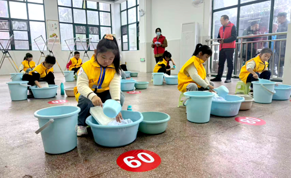 �ڶ����ߺ�����Сѧ���Ͷ����������ɹ��ٰ� 448��ѧ������չ�Ͷ����