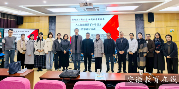 �Ϸ��г���С��������Я�����������ʦ������ ��̽�˹�����������·��