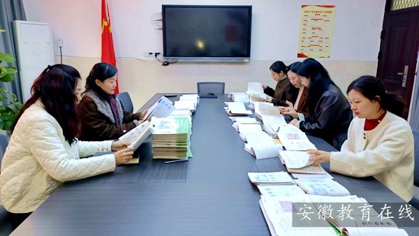 �����е¿�·��һСѧ����Ʒ��չʾ��ѧ���� ��ҵ��鸳�ܡ�˫����ʵЧ