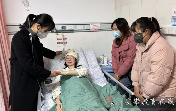 �Ϸ���˫���׶�԰����������Ȼ�ӷ�԰����ϵ�̹� ů��ŨŨ