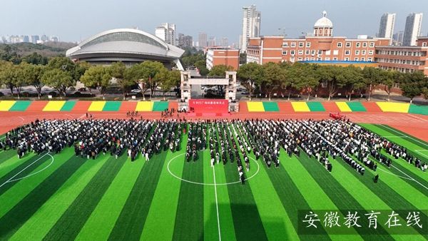 ͭ���е�һ��ѧ�����찲�Ź㳡����ӭ����ʽ һ��������ġ���˼���Ρ�