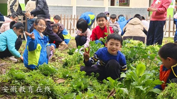 ��ʨ����ѧУС��԰����æ