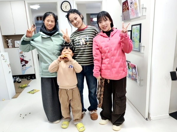 �Ϸ��а���·�׶�԰�������ţ������뻧ůͯ�� ��԰Я�ְ�ɳ�