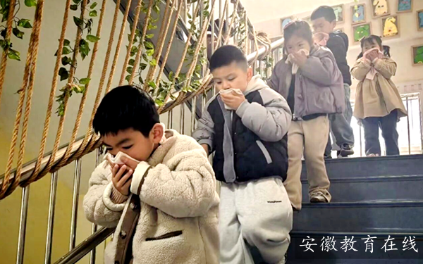 �Ϸ���˫���׶�԰��Ȼ�ӷ�԰��չ������ȫӦ����ɢ�����