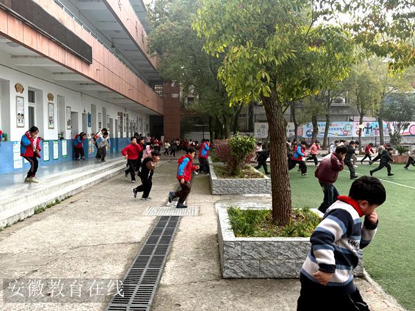 �������ѧУ��չ����Ӧ����ɢ����