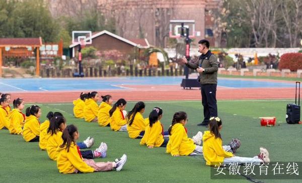 ��������Сѧ���ʽ�������ר����л���׸�ʵ��СѧԲ���ٰ�