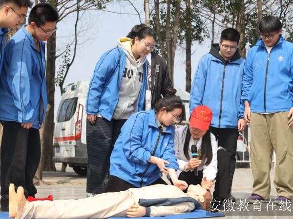 �ٳ��ϵġ����ȿΡ�����������ʦ���������ƽ��ķ��ӡ�