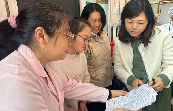 �Ϸ���˫���׶�԰����԰Я���ϰ�ʳ�Ĺ�ͬ�Ĺ���ʳ������ǽ