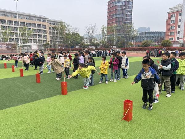 �Ϸ��е����Сѧ����·У����ͯ�ġ���������������֤�ɳ�