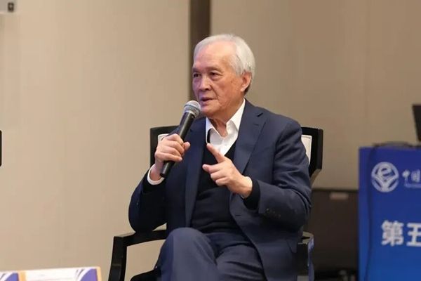 �����٣���С�νӽ����γ��ж��������ǵ���ʾ