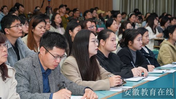 ��ѧ��ȫ��չʾAI�ں�·����������Сѧ����������Ƚ��л�ֱ����������