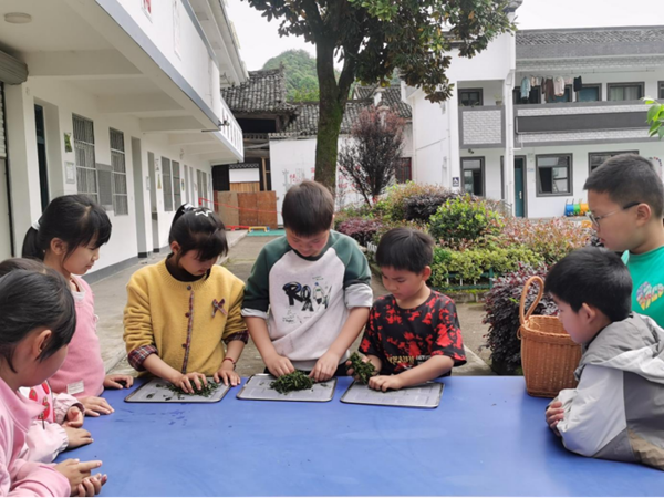 ���ɭ������ѧУ������ά��ʦ������ �������ͯ��