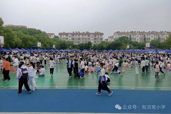 �����������������ͯ�ġ����Ϸ��а���ԷСѧ��ʮ�조�����г����Բ����Ļ