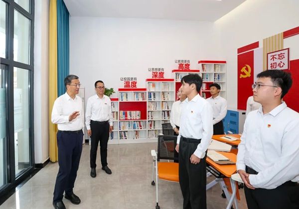 ���������������и�У�������� ǿ��Ҫ����ȷ����������ѧУ��������չ